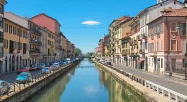 Navigli’de kanalların kenarında yürüyün  