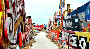 Neon Müzesi’nde eski tabelaları görün  