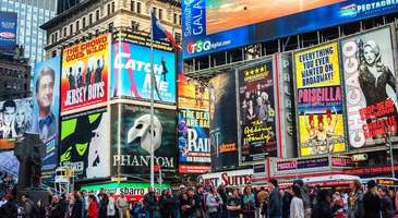 Broadway'de tiyatro izleyin
