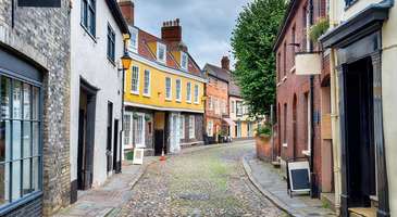 Elm Tepesi’nde eski şehri keşfedin, alışveriş yapın