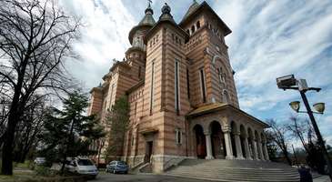 Ortodoks Metropol Katedrali’nin önünde fotoğraf çektirin