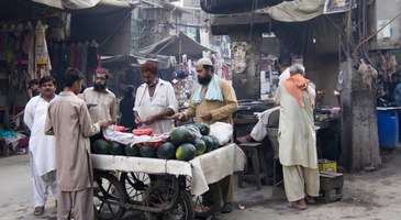 Kentin en renkli pazarlarından Anarkali ve Özgürlük pazarlarını gezin