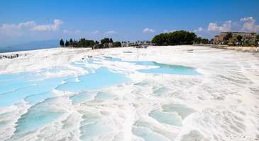 Pamukkale’de travertenlerin üzerinde yürüyün 