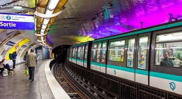 Dünyaca ünlü Paris metrosuna binin