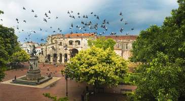 Parque Colón’daki tarihi yerleri görün