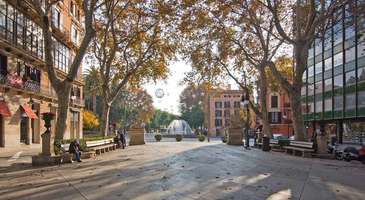 Passeig del Born’da dolaşın ve alışveriş yapın  