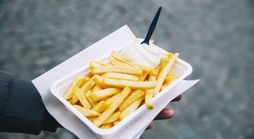 Patates kızartmasıyla atıştırın 