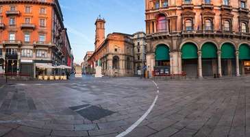 Piazza Mercanti’de etrafı izleyin  