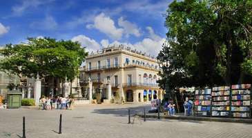 Plaza de Armas’ta kitapları karıştırın  