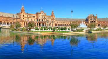 Plaza de Espana’da heykelleri görün  