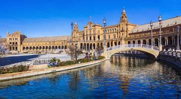 Plaza de España’daki bir restoranda yemek yiyin