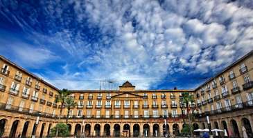 Plaza Nueva’da leziz İspanyol yemeklerini tadın  