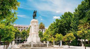 Plaza Nuevo ve çevresinde zaman geçirin 