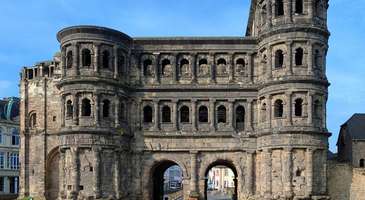 Alpler’in en büyük şehir kapısı Porta Nigra’yı görün