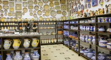 Şehrin sembolü hediyeliklerden satın alın  