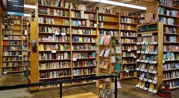 Powell’s Books’da kitap kokusunu içinize çekin