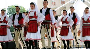 Priştine festivallerinden en az birine katılın