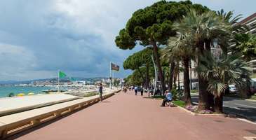   Promenade de la Croisette boyunca yürüyün ve alışveriş yapın 