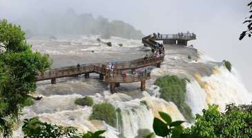 Şelale kenti Puerto Iguazú’yu yürüyerek keşfedin