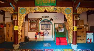 Aşab Camii ve İslam Mezarlığı başta olmak üzere diğer dinlerin tapınaklarını gezin