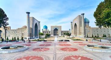 Şehrin tarihi ve ticari merkezi Registan Meydanı’nı görün  