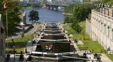 Yaz kış fark etmeksizin Rideau Kanalı’nın keyfini sürün  