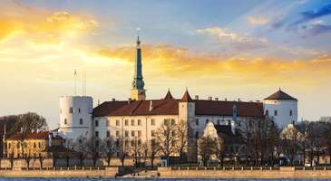 Dikdörtgen şeklinde inşa edilmiş Riga Kalesi’ni görün