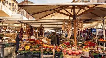 Campo de Fiori pazarında alışveriş yapın  
