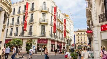 Rue d’Antibes’de alışverişe çıkın