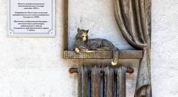 Kedi ve radyatör heykeli