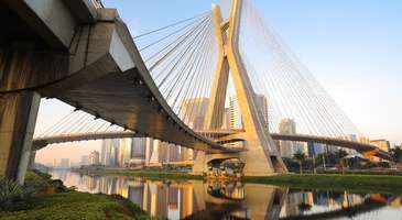 Şehir meydanındaki mimarileri fotoğraflayın  