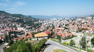 Keskin Nişancı Caddesi’nde yürüyüşe çıkın