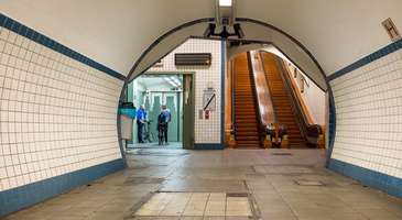 Schelde Nehri altındaki tünelden yürüyün