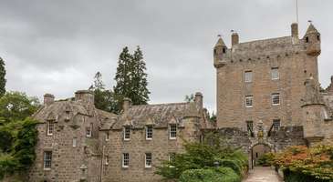 Balmoral Kalesi'ndeki bahçeleri görün.