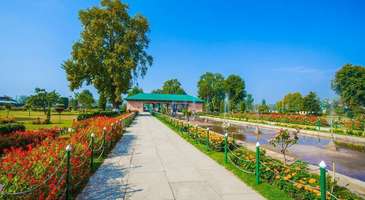 Cennetten bir köşe gibi görünen Shalimar Bahçeleri’nin çiçekli yollarından yürüyün