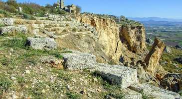 Büyük İskender’in fethedemediği tek şehir olan Sillyon Antik Kenti’ni ziyaret edin