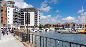 Şehrin sokaklarında kaybolun