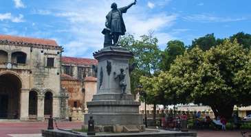 Colon Meydanı’nda uzun bir soluk alın