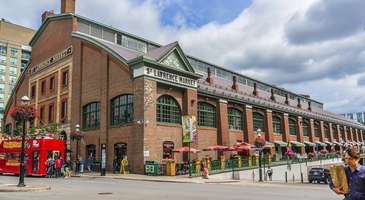 St. Lawrence Market’de farklı tatları dene