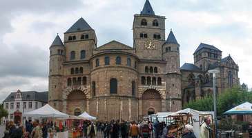 Almanya’nın en eski katedrali St. Peter Katedrali’ni gezin