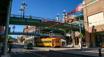 Ybor City’de dolu dolu vakit geçirin