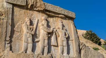 İran’ın köklü tarihinden yadigar Taq-e Bustan ve Bistun İslam yazıtını görün   