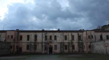 Tarihi Sinop Cezaevi'nin koridorlarında yürüyün