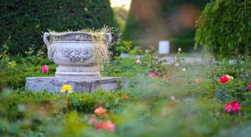 Parklarında çiçek kokularına bürünüp ruhunuzu dinlendirin