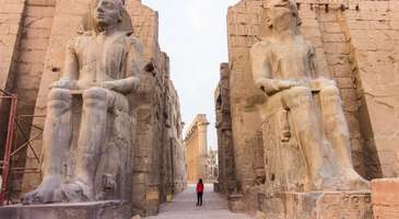 Luxor Tapınağı’nın büyüsünde kaybolmak ve Krallar Vadisi’ni gezmek için günü birlik bir tura katılın