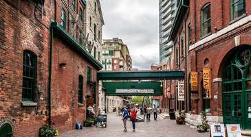 The Distillery District’de dolaş 