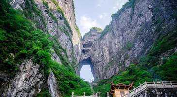 Dünyanın en güzel dağı da denilen Tianmen Dağı’ndaki Tianmen Mağarası’nı görün