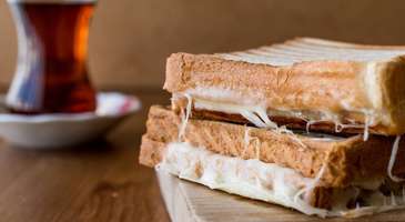 Taş Kahve’de bir tost ve çay molası verin 
