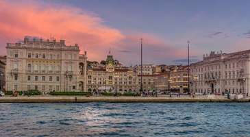 Görkemli Piazza dell'Unita Binası’nı görün  