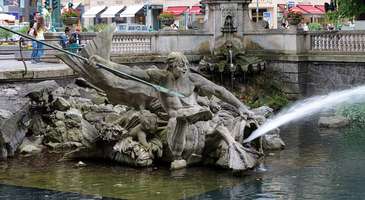 Triton Brunnen Çeşmesi'ni görün